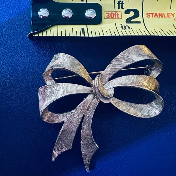 VINTAGE Signed Sarah Coventry 2" Gold Tone Holiday Bow Ribbon Brooch Pin - Picture 4 of 5